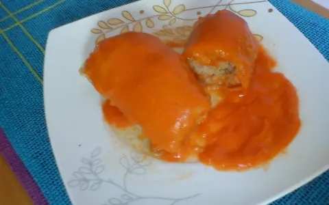 Dwa gołąbki w pomidorowym sosie, gotowe do podania. Pyszny sos do gołąbków podkreśla smak dania.