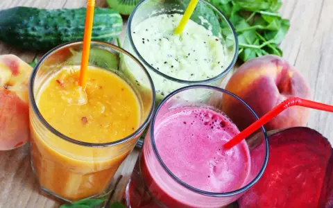 Orzeźwiający drink z likierem brzoskwiniowym, obok kiwi, buraka i brzoskwini.