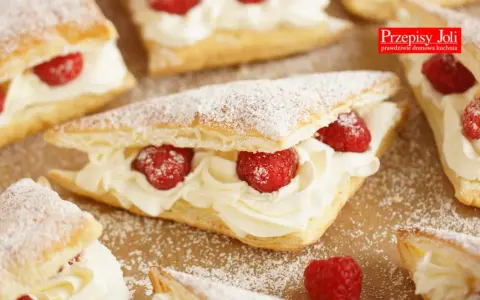 Pyszne ciastka z ciasta francuskiego z bitą śmietaną i malinami. Idealny pomysł na to, co można zrobić z malin, gdy są świeże.