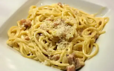 Pyszna carbonara z boczkiem i parmezanem, idealna na szybki obiad. Ten przepis na carbonarę ze śmietaną jest prosty i szybki.