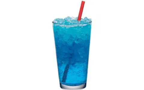 Orzeźwiający drink z blue curacao i sprite, wypełniony lodem, z czerwoną słomką.