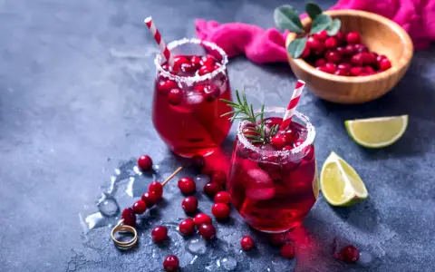 Orzeźwiający drink bezalkoholowy z grenadiną, lodem i żurawiną, udekorowany rozmarynem. Idealny na letnie popołudnie.