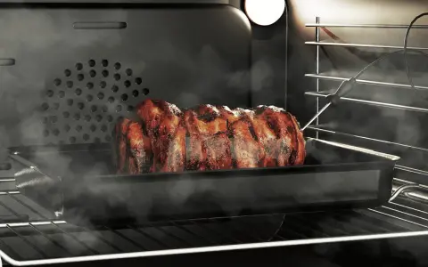 Soczysta pieczeń w dymie, pieczona w piekarniku z termometrem. Grill w piekarniku daje idealnie przypieczone żeberka.