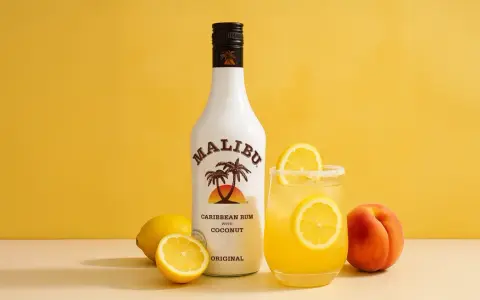 Butelka Malibu, drink z cytryną i brzoskwinią. Idealne na lato, gdy zastanawiasz się, jak pić Malibu z mlekiem.