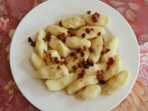 Kopytka z boczkiem, jak u babci. Pyszne ciasto na kopytka przepis babci.