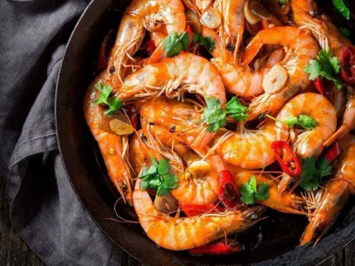 Pyszne krewetki koktajlowe przepis na szybką kolację. Aromatyczny czosnek, chili i świeża kolendra podkreślają smak krewetek.