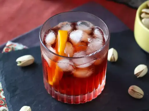 Orzeźwiający Negroni Sbagliato z pomarańczą i lodem. Idealny przepis na letnie popołudnie.