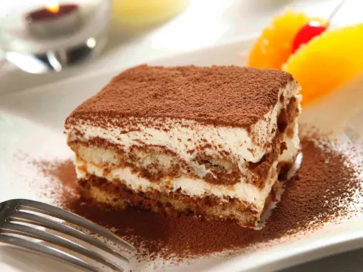 Szybki deser z mascarpone i kakao, idealny na każdą okazję. Puszysty krem i biszkopty zanurzone w kawie tworzą wyśmienite tiramisu.