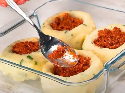 Ziemniaki faszerowane mięsem mielonym w naczyniu żaroodpornym. Świetny pomysł, z czym łączyć ziemniaki na obiad!