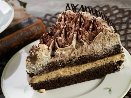 Pyszne ciasto cappuccino z kremem i kakao, idealne na deser.