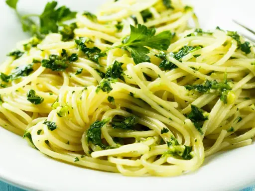 Pyszne spaghetti z zielonym pesto i świeżą natką pietruszki. Idealne, by dodać do makaronu z pesto.