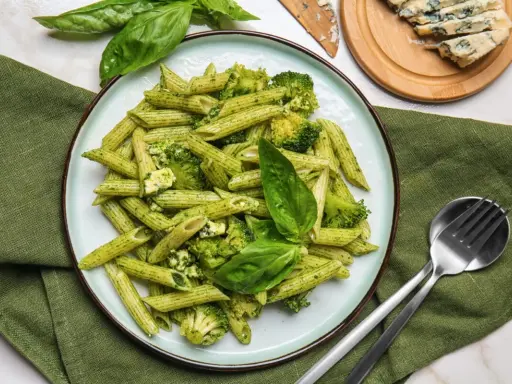 Penne z brokułami i serem gorgonzola w sosie pesto. Idealne danie, by dowiedzieć się, z czym podawać pesto.