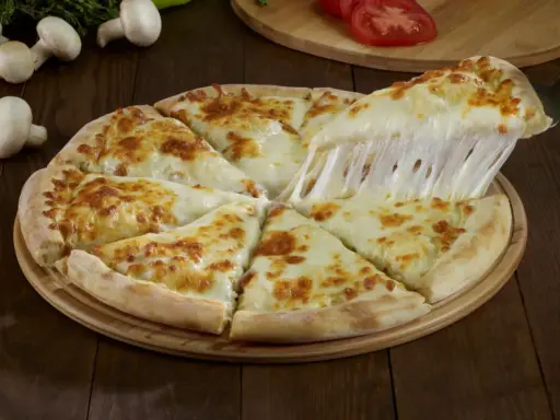 Gorąca pizza z ciągnącym się serem, idealna na wieczór.