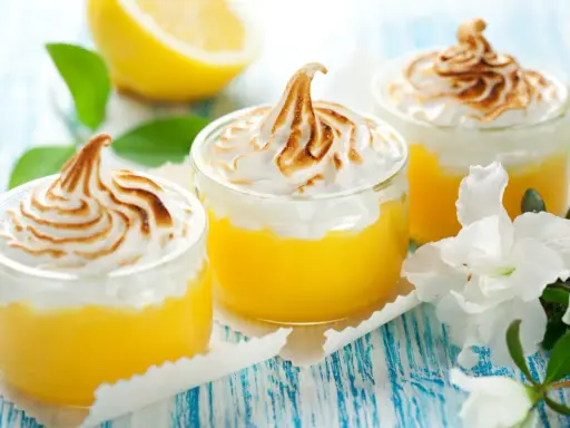 Słodkie desery z cytrynowym kremem i pianką bezową, idealne na letnie popołudnie. Przepis na lemon curd.
