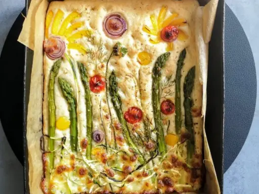 Focaccia w kształcie ogrodu z szparagami, pomidorkami i cebulą. Idealny dip do focacci.