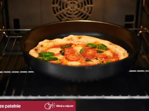 Pizza z pomidorami i bazylią piecze się w piekarniku. Idealna do pizzy, ta patelnia zapewni chrupiący spód.