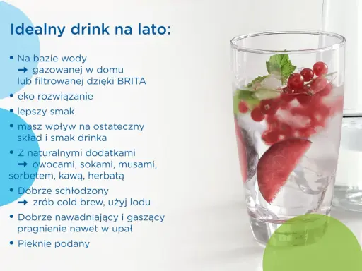 Przepisy na drinki w domu: orzeźwiający napój z owocami i miętą, idealny na lato.