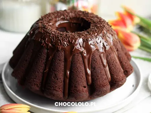 Pyszna babka z mascarpone, oblana czekoladą i posypana czekoladową posypką. Idealna na każdą okazję.