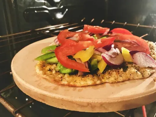 Pizza na kamieniu w piekarniku, z warzywami. Po pieczeniu, jak czyścić kamień do pizzy, by był gotowy na kolejne wypieki.