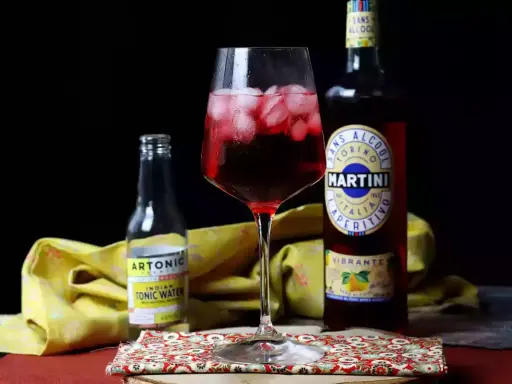 Orzeźwiający martini z tonikiem, przygotowany z Aperitivo Vibrante i toniku. Idealny na letnie popołudnie.