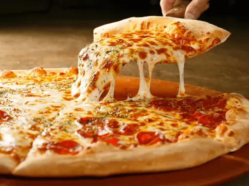 Gorąca pizza z ciągnącym się serem. Czy ciasto na pizzę można zrobić dzień wcześniej? Tak, i będzie równie pyszne!
