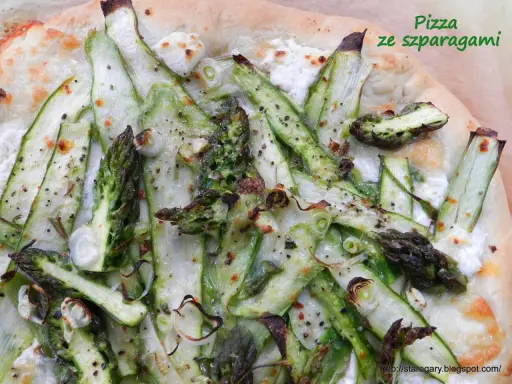 Pizza ze szparagami zielonymi, serem i pieprzem. Pyszne, wiosenne danie.