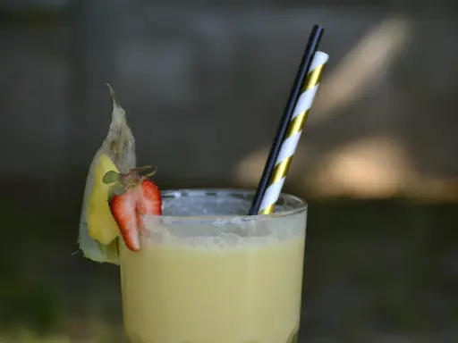 Orzeźwiający drink pina colada z ananasem i truskawką. Idealny przepis na lato!