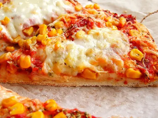 Pyszna pizza z kukurydzą i ciągnącym serem, idealna do pieca z termoobiegiem.