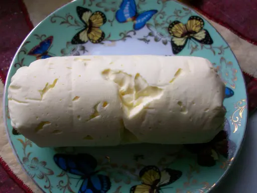 Rolada masła czosnkowego, idealna do pieczywa. Prosty przepis na masło czosnkowe.