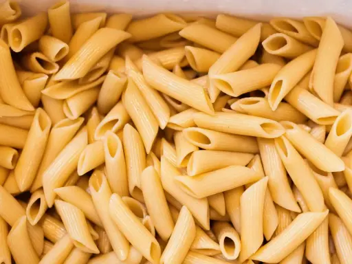 Ugotowany makaron penne w lodówce. Zastanawiasz się, ile ugotowany makaron może stać w lodówce? Zazwyczaj 3-4 dni.