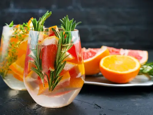 Orzeźwiający drink z grejpfrutem, pomarańczą i rozmarynem. Idealny na upalne dni.