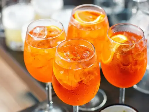 Cztery orzeźwiające Aperole z lodem i plasterkiem pomarańczy. Idealne pytanie: jakie prosecco do aperolu?