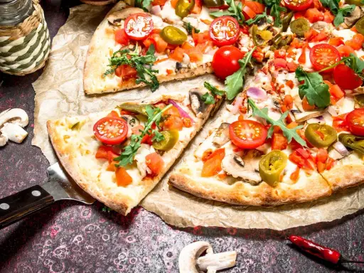 Pyszna pizza na cienkim cieście z pomidorkami, jalapeno i rukolą. Idealna na spotkanie z przyjaciółmi.