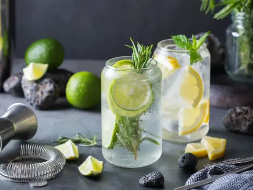 Orzeźwiające drinki z ginem, ozdobione plasterkami limonki, cytryny i gałązkami rozmarynu. Idealne na letnie wieczory.