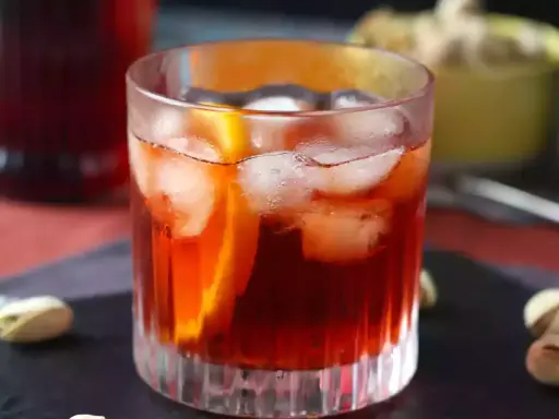 Orzeźwiający drink z Campari, lodem i pomarańczą. Idealny przepis na letnie wieczory.