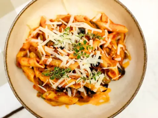 Penne z sosem pomidorowym, oliwkami i parmezanem. Idealny przepis na makaron dla całej rodziny.