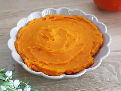 Aksamitne puree z dyni, idealne na jesienne dni. Delikatna konsystencja i piękny pomarańczowy kolor.
