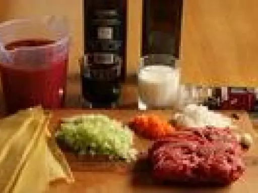 Składniki na sos boloński: mielone mięso, marchew, seler, cebula, pomidory, mleko, wino i makaron. Idealne mięso na spaghetti.