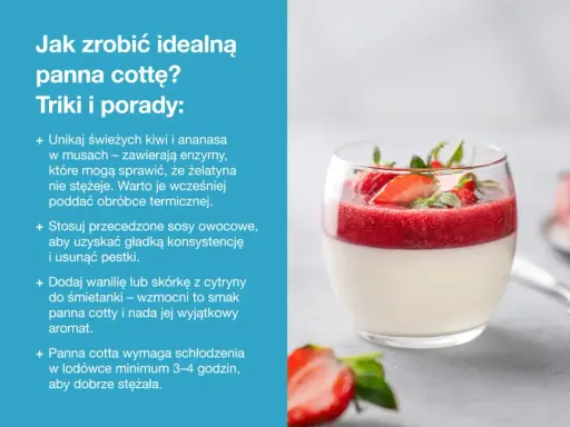 Idealna panna cotta w szklance, udekorowana musem truskawkowym i świeżymi owocami. Porady jak ją zrobić.