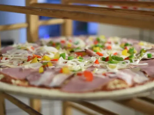 Kolejnosc skladnikow na pizze: szynka, cebula, papryka.