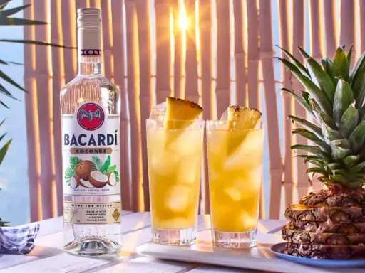 Orzeźwiające drinki z rumem Bacardi Coconut i ananasem. Idealne na tropikalne popołudnie.