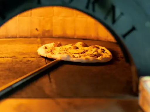 Pizza prosto z pieca, gorąca i pachnąca. Czy to fast food? Zależy od tego, jak szybko ją zjesz!