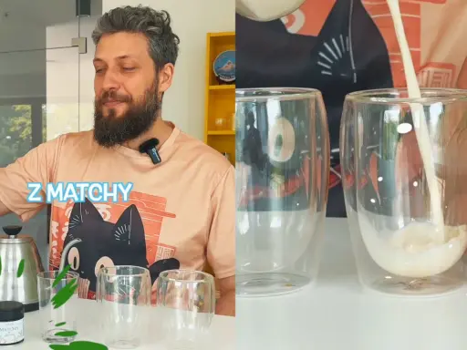 Jak zrobic matche? Mężczyzna pokazuje składniki do przygotowania napoju matcha, a potem wlewa mleko do szklanki.