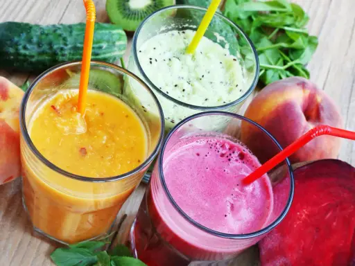 Orzeźwiający drink z likierem brzoskwiniowym, obok kiwi, buraka i brzoskwini.