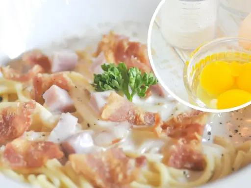Pyszne spaghetti carbonara z boczkiem i jajkami. Pytanie brzmi: jaka śmietana do carbonara?