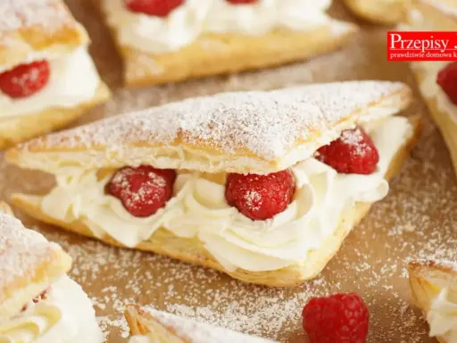 Pyszne ciastka z ciasta francuskiego z bitą śmietaną i malinami. Idealny pomysł na to, co można zrobić z malin, gdy są świeże.