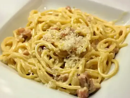 Pyszna carbonara z boczkiem i parmezanem, idealna na szybki obiad. Ten przepis na carbonarę ze śmietaną jest prosty i szybki.