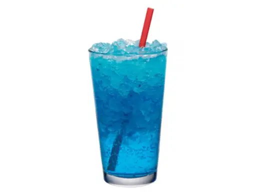 Orzeźwiający drink z blue curacao i sprite, wypełniony lodem, z czerwoną słomką.