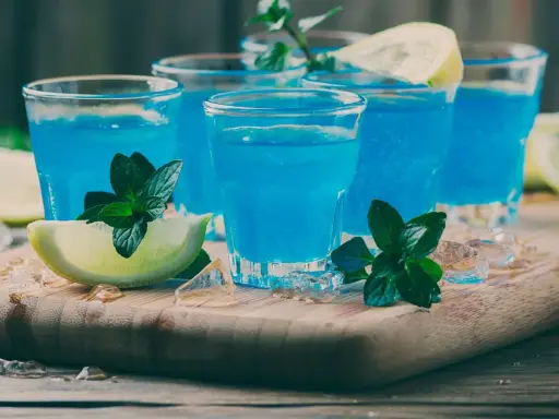 Błękitne shoty z cytryną i miętą. Idealne na letnie przyjęcie, gdy szukasz przepisu na blue curacao.