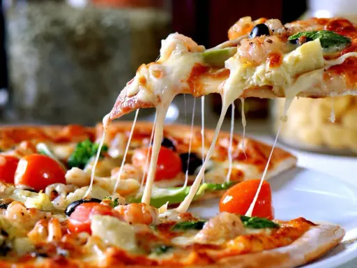 Rozciągający się ser z pizzy z krewetkami i pomidorkami. Idealna na kolację, nawet jeśli ciasto na pizzę przygotowano dzień wcześniej.